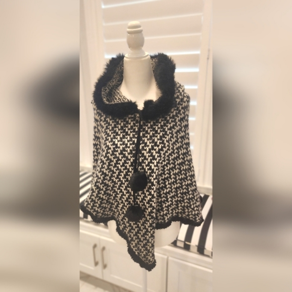 Fur Trimmed Knit Cape